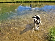 27 NIna inizia la lunga serie di nuotate nei laghi